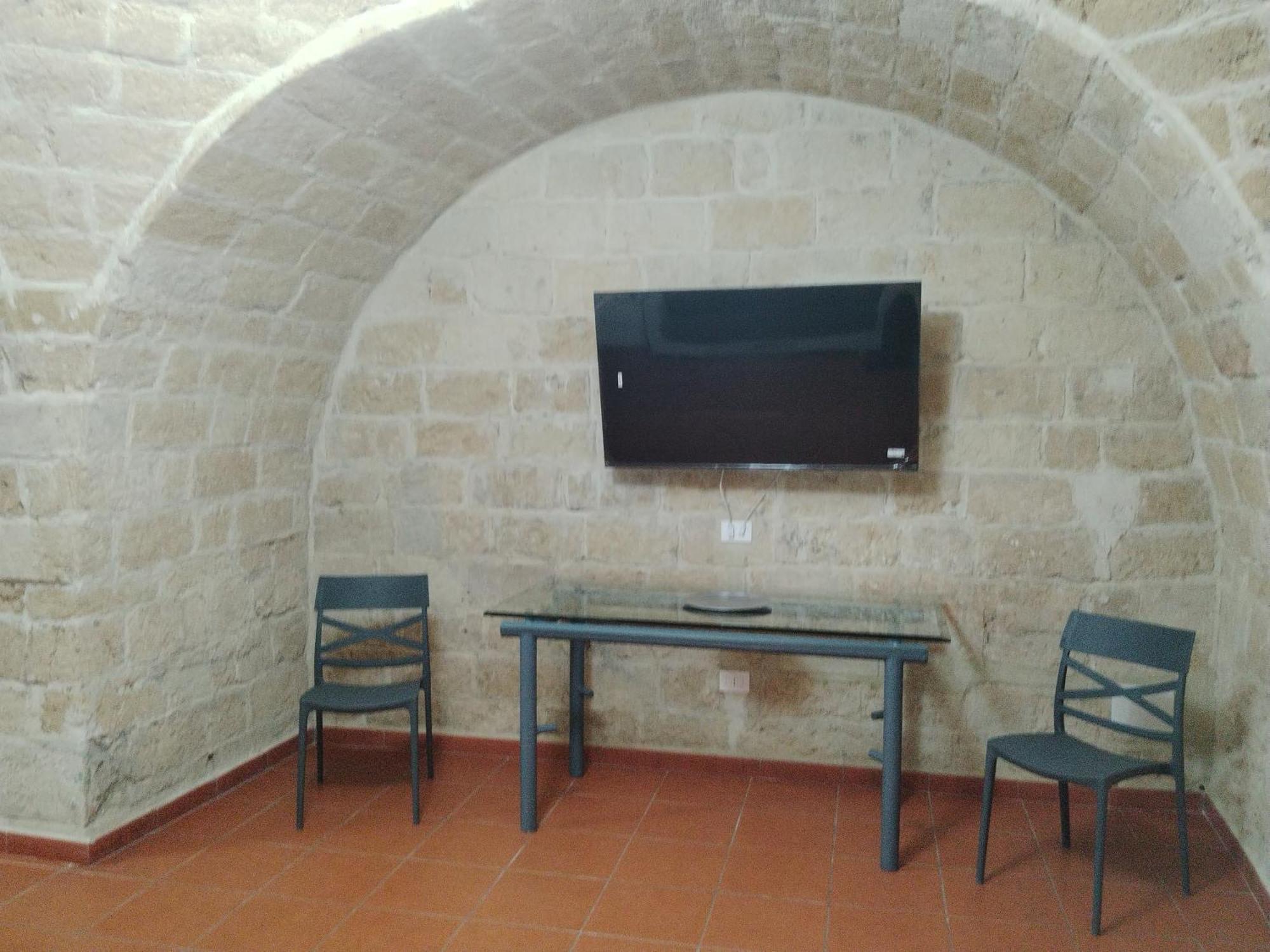 Casa Vacanza Nel Cuore Della Pietra Barletta Exterior photo