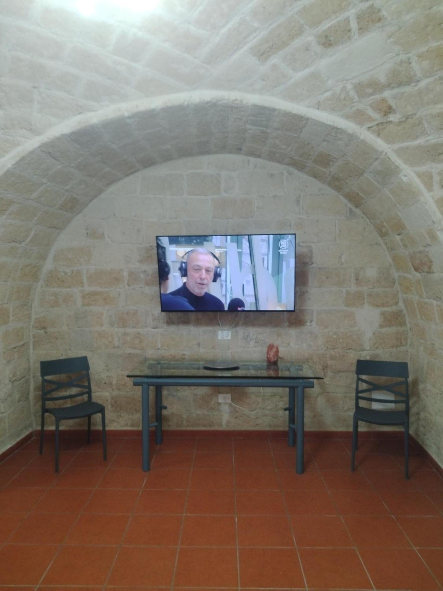 Casa Vacanza Nel Cuore Della Pietra Barletta Exterior photo