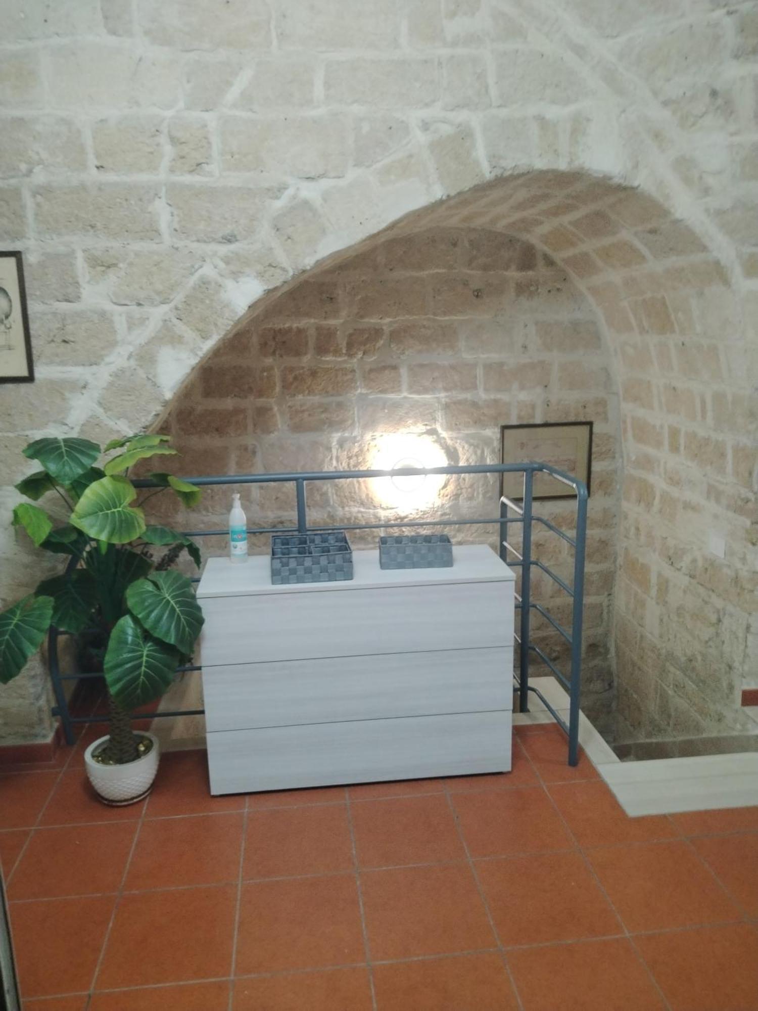 Casa Vacanza Nel Cuore Della Pietra Barletta Exterior photo